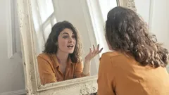 Proč si někteří lidé povídají nahlas sami se sebou z psychologického hlediska?